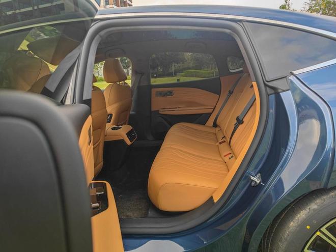 银河星耀8购车手册：车长超5米主打性价比EM-i尊贵版很值(图6)